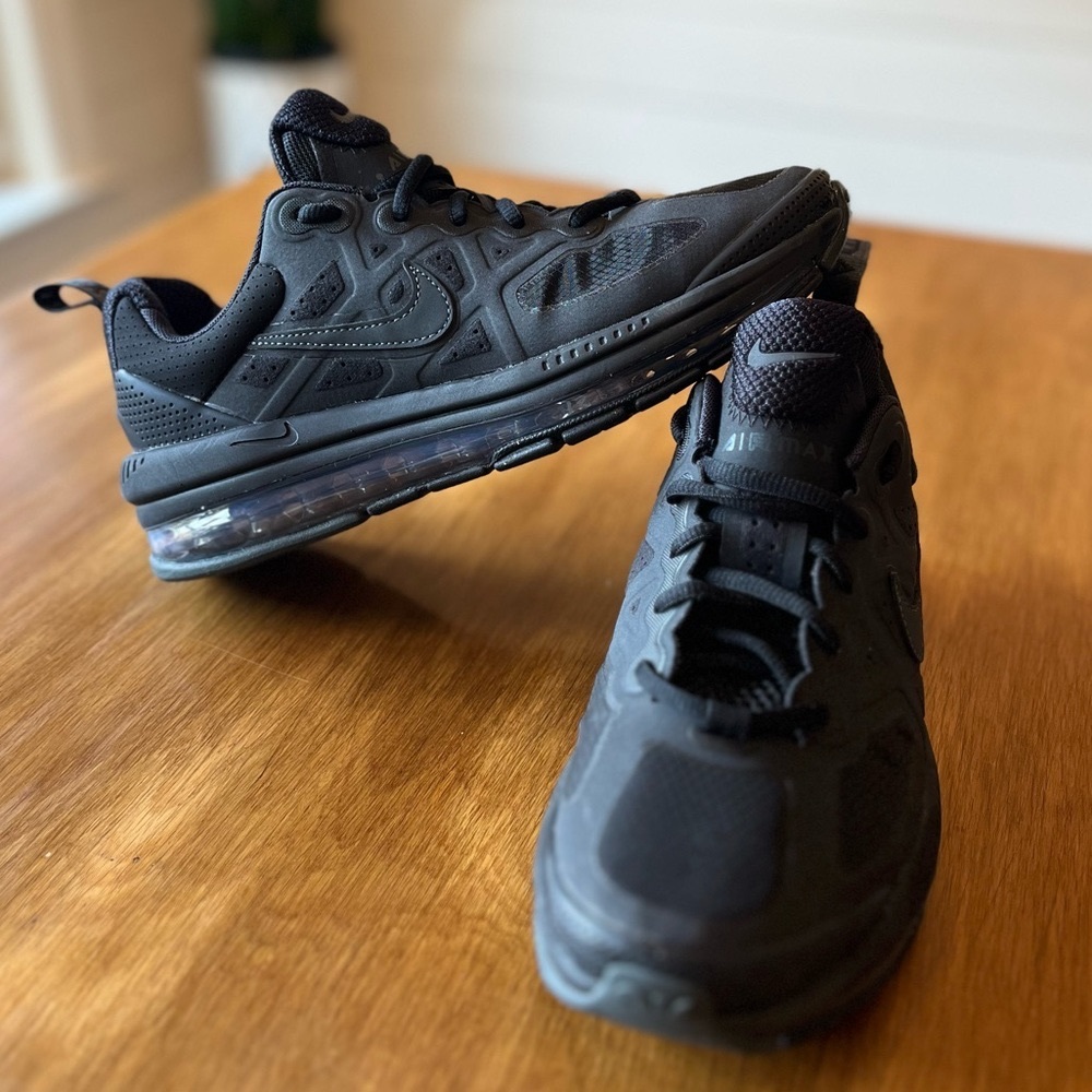 ALMOST NEW Nike Air Max Genome // Grade School Boys 6.5 // fits women’s 8